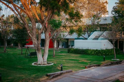 花园, 弗艾斯塔圣卢斯普特奥斯格奥日艾塔华雷斯酒店 (Fiesta Inn San Luis Potosi Glorieta Juarez) in 圣路易斯波托西