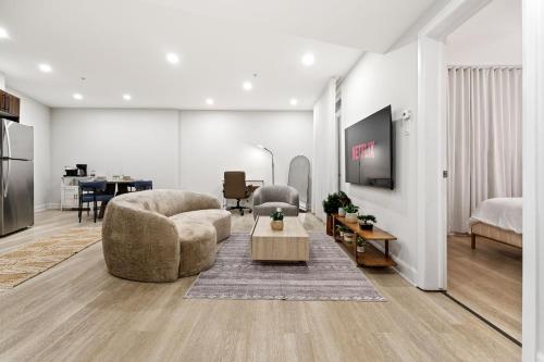 Shared lounge/TV area, Elegant 1 Chambre avec Parking Gratuit in Montreal