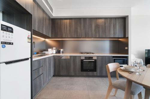 Sleek Manhattan-Style 1BR 1CAR Close to Stadium - image 14