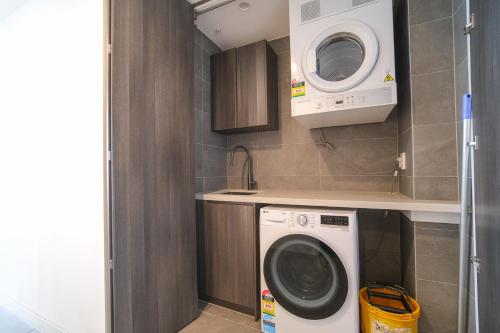 Sleek Manhattan-Style 1BR 1CAR Close to Stadium - image 6
