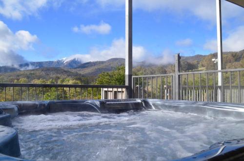 熱水浴缸, Surf To Mountain - Gateway to Mt Buller in 莫瑞吉