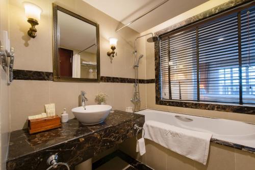 room detail thumbnail 2