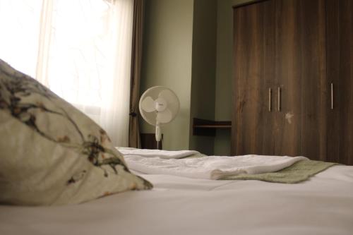 Cozy White Lotus Apartment - image 3