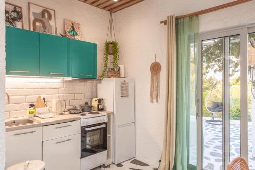 Peaceful Cottage House By The Sea - Private Garden in Ag. Konstantinos (Messini)