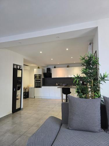 Monaco-beach 20min ground floor parking airconditioning wifi in La Trinite