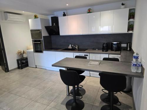Monaco-beach 20min ground floor parking airconditioning wifi in La Trinite
