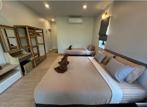 1 king bed, 1 twin bed