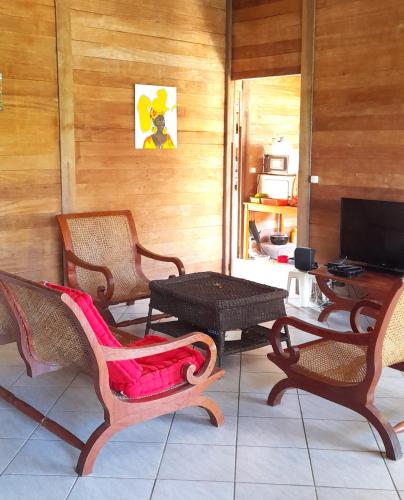 Общ салон/телевизионна зона, Chambre Gaïac à la Maison Kumba (Chambre Gaiac a la Maison Kumba) in La Desirade