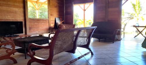 Общ салон/телевизионна зона, Chambre Gaïac à la Maison Kumba (Chambre Gaiac a la Maison Kumba) in La Desirade