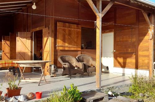 Удобства, Chambre Gaïac à la Maison Kumba (Chambre Gaiac a la Maison Kumba) in La Desirade