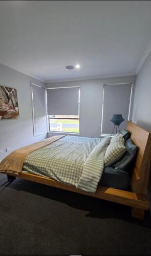 Spacious Modern 2-Bed, 1 Study Retreat in Rockbank in Melton South