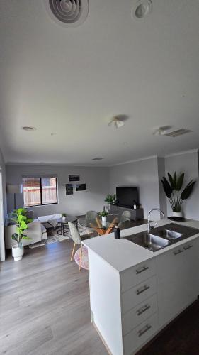 Spacious Modern 2-Bed, 1 Study Retreat in Rockbank in Melton South