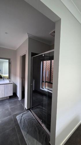Spacious Modern 2-Bed, 1 Study Retreat in Rockbank in Melton South