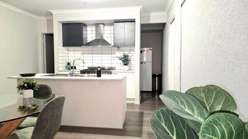 Spacious Modern 2-Bed, 1 Study Retreat in Rockbank in Melton South