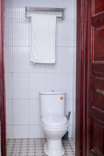 Tuš, Serenus Lounge, Kayunga-Wakiso in Wakiso