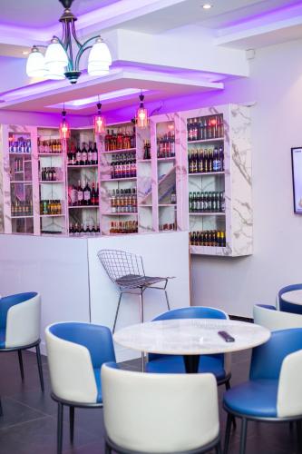 Pub/salon, Serenus Lounge, Kayunga-Wakiso in Wakiso