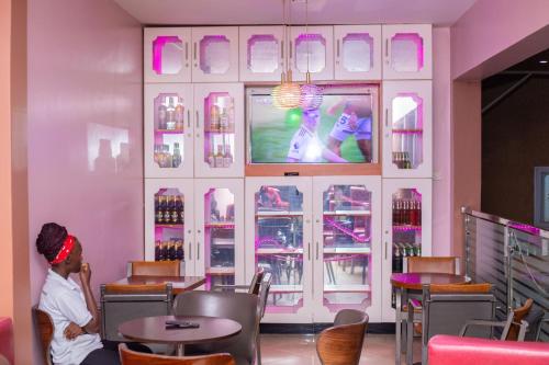 Pub/salon, Serenus Lounge, Kayunga-Wakiso in Wakiso