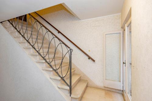 Rialto Prestige Apartment • Elegant & Central - image 11