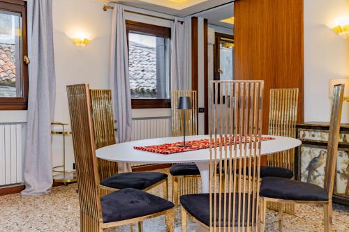 Rialto Prestige Apartment • Elegant & Central - image 13