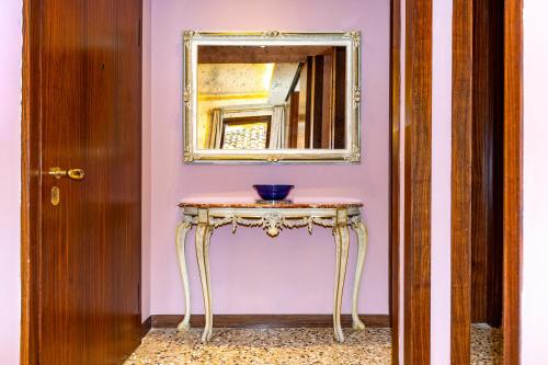 Rialto Prestige Apartment • Elegant & Central - image 10