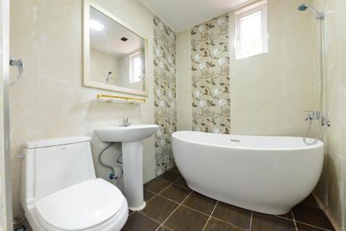 room detail thumbnail 2