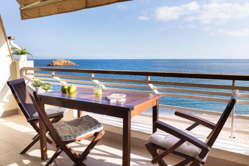 Lets Holidays APARTMENT SEA VIEWS ON THE BEACH 4