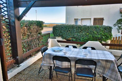 F3 house with terrace on the seafront, Leucate