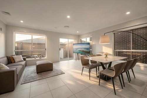 JC House - 4 Br, AC & Wi-Fi Close Coles & Train