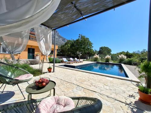 Viesnīcas āriene, Villa Vinka in Rašćane