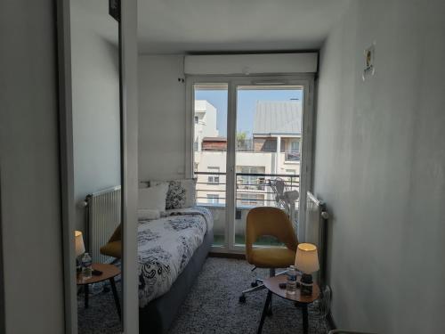 Cozy Room with Private Bathroom near LaDefense - image 9
