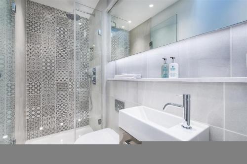 Ultra Luxury Pavilion Mews 4 Bed House - image 13