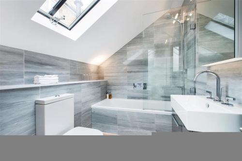 Ultra Luxury Pavilion Mews 4 Bed House - image 9