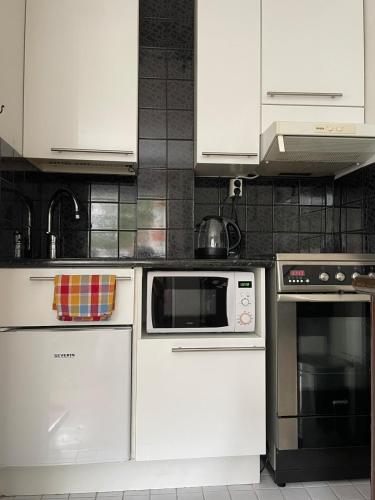 Kitchen, Cozy, conveniently located studio in a 1950's wooden house in Pukinmäki