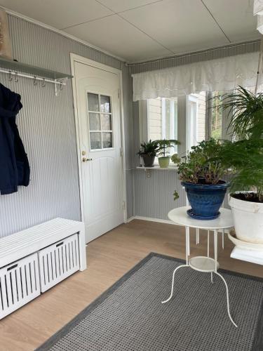 Entrance, Cozy, conveniently located studio in a 1950's wooden house in Pukinmäki