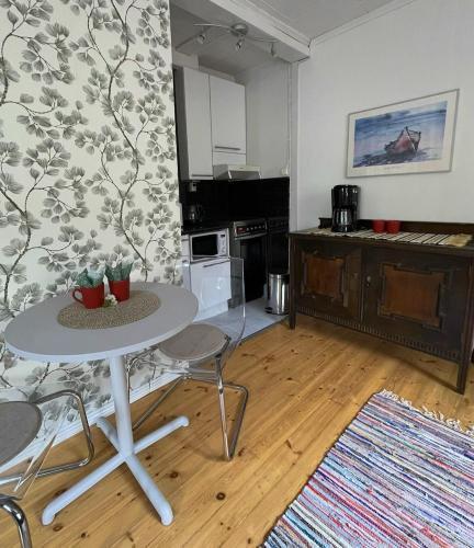 Kitchen, Cozy, conveniently located studio in a 1950's wooden house in Pukinmäki