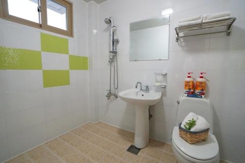 room detail thumbnail 2