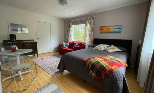 Cozy, conveniently located studio in a 1950's wooden house in Pukinmäki