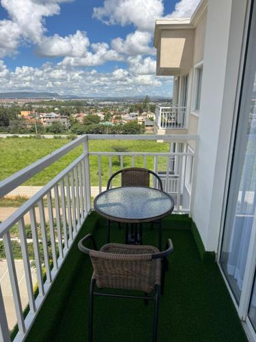 EM Homes Modern 1-Bedroom Apartment with Pool 15 Minutes from JKIA Airport in Athi River