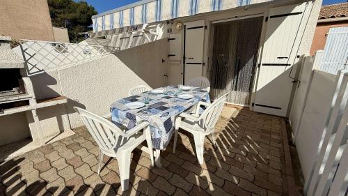 Pavillon climatisé avec terrasse et piscine collective - GN180-038