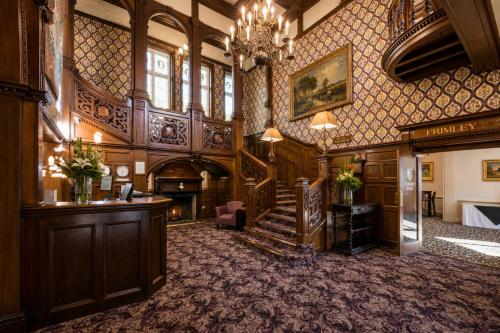 Vestíbulo, Macdonald Frimley Hall Hotel & Spa in Camberley
