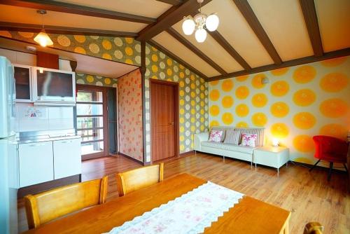 room detail thumbnail 2