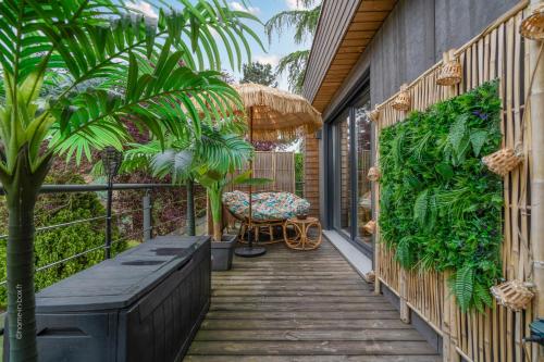 Балкон, Lodge de la Jungle avec Spa in Нантель-ле-Мо