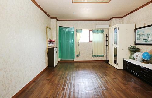 Taean Gaetyeowool Pension in Gonam myeon
