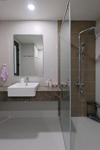 Lia Home - image 4