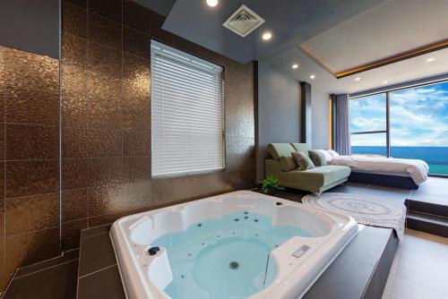 room detail thumbnail 2