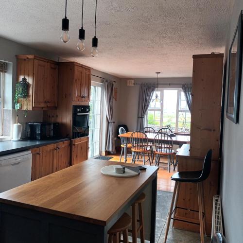 virtuve, Hill House, panoramic Burren views, ideal location in Kilfenora