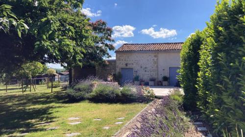 Charmant Horse and Cottage Hideaway in Doulezon