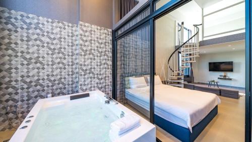 room detail thumbnail 2