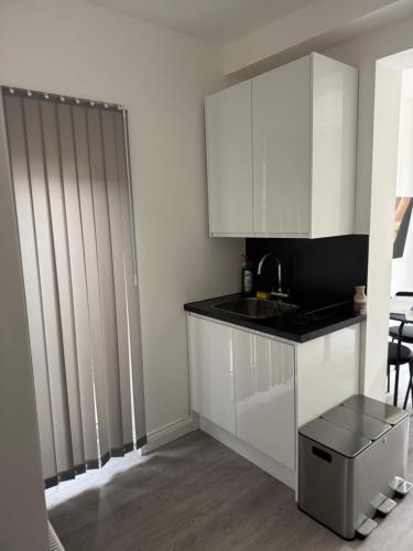 Stylish 2Bed Retreat –Fast Links to Central London - image 6