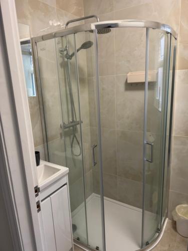 Stylish 2Bed Retreat –Fast Links to Central London - image 4